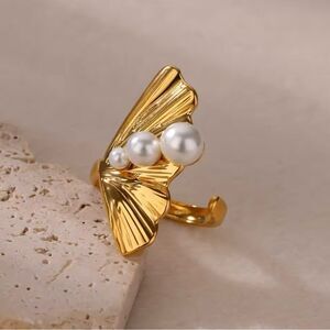 Golden Fan Pearl Ring – Modern Elegance